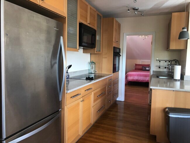 kitchen - 635 Thames St