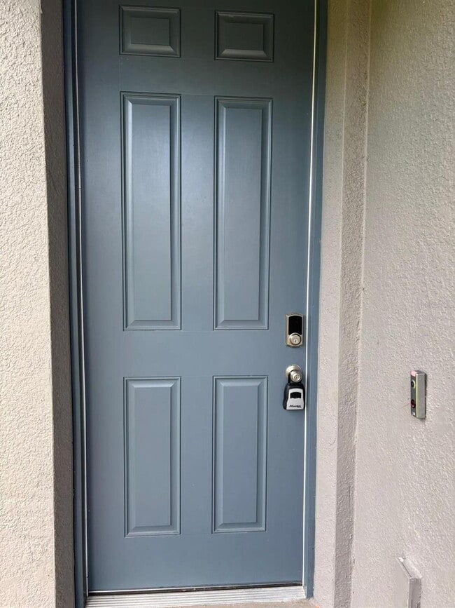 Foto del edificio - This beautiful townhouse features an abundance of space and natural light.