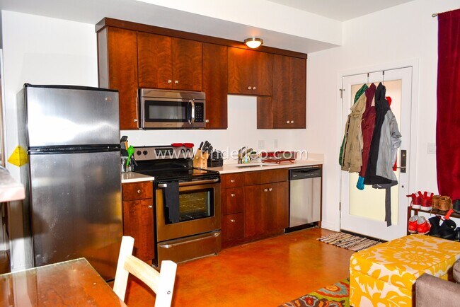 Foto del edificio - 4936 N Haight Ave