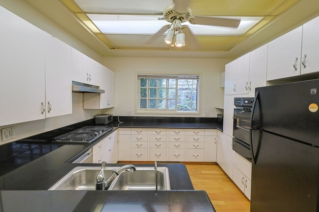 Building Photo - The Carina Victorian Home near the Row!