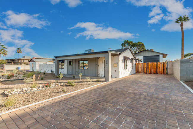 Building Photo - 3 Bedroom 2.5 Bath wit RV garage