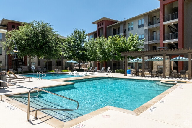 Swimming Pool - Promesa