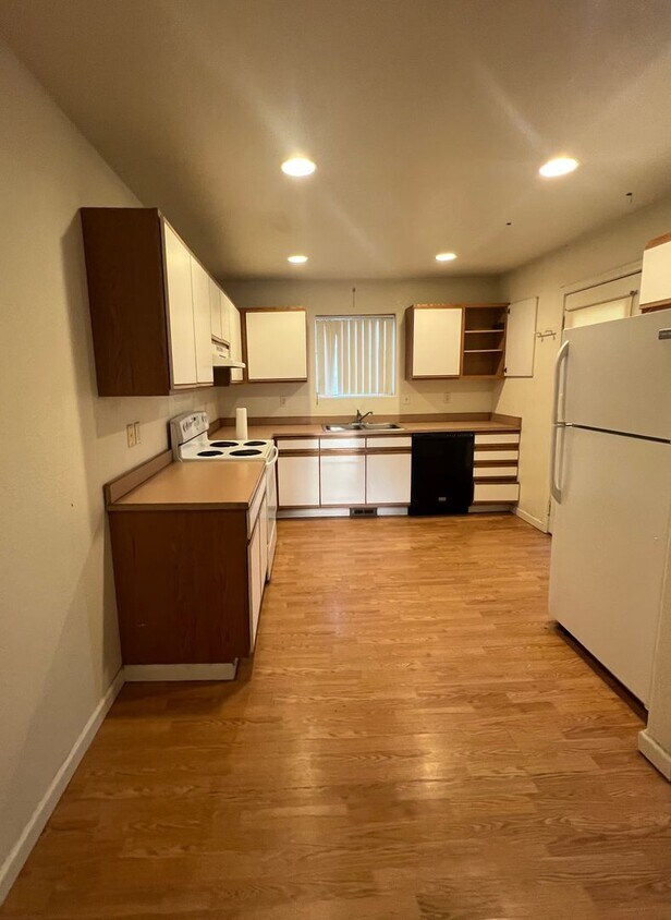 Foto del edificio - Newly Renovated 2 Bedroom, 1.5 Bathroom Duplex - Located near Sky Lakes and Oregon Tech!