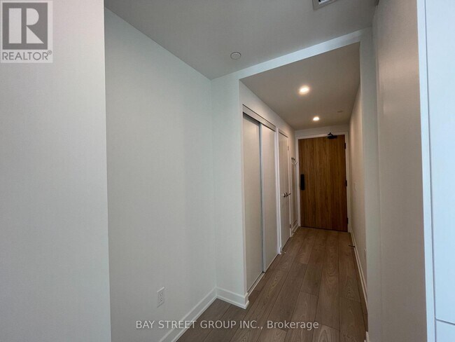 Photo du bâtiment - 1 Fairview Rd E