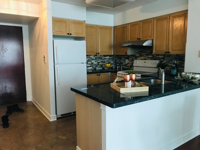 Building Photo - 750 Bay St