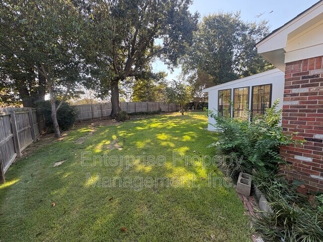 Building Photo - 1116 Simmonsridge Dr