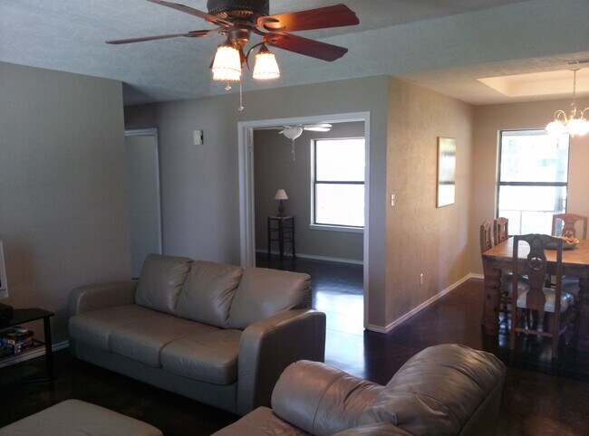 Building Photo - 1225 Boenig Dr