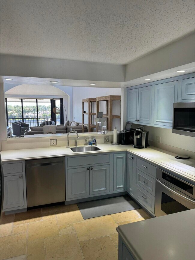 Foto del edificio - 543 Bay Colony Dr N