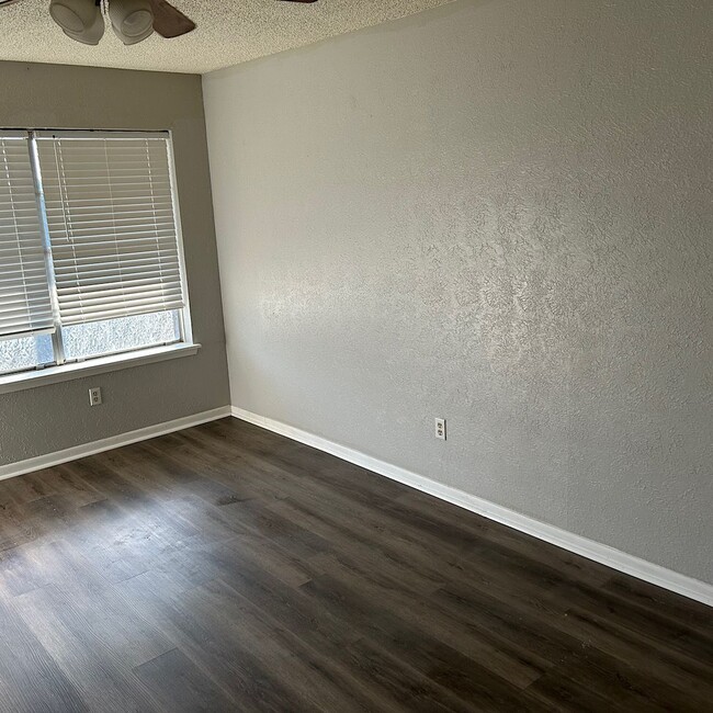Building Photo - 2/1 Apartment Close to Elementary School
