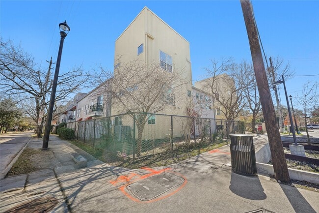 Building Photo - 1302 Rosalie St