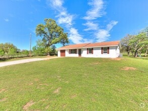 Building Photo - 502 N Oak St