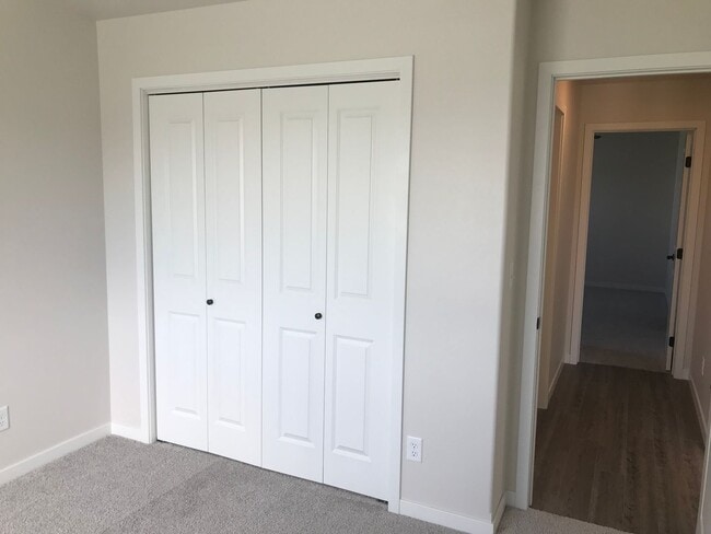Building Photo - 4 Bed 2 Bath Single Family Home