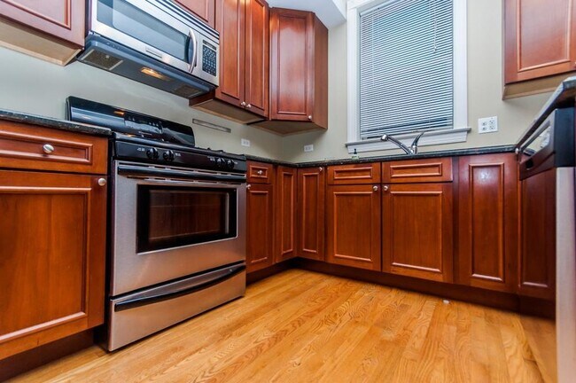 Nicely appointed kitchen - 3342 N Halsted St