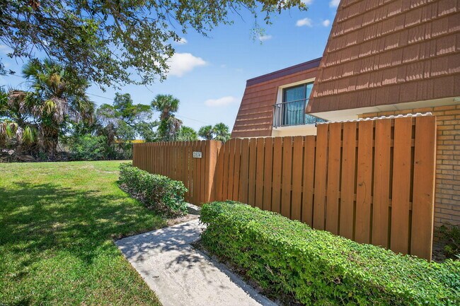 Building Photo - 2814 28th Ct