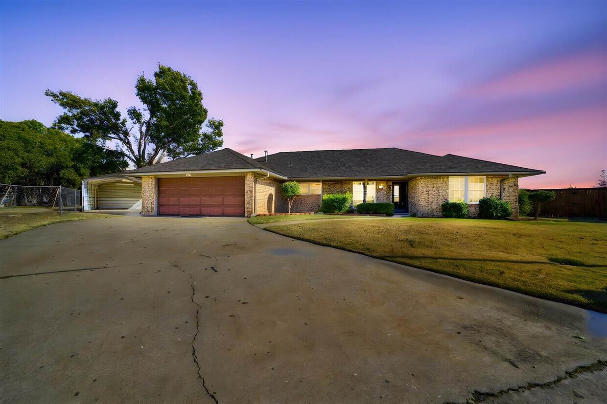 Foto principal - 308 SE Camelot Dr