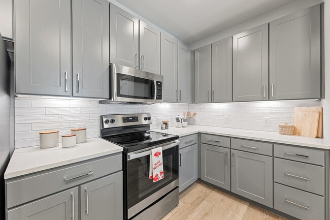 1BD, 1BA - 824SF - Kitchen - Harper Lake Houston