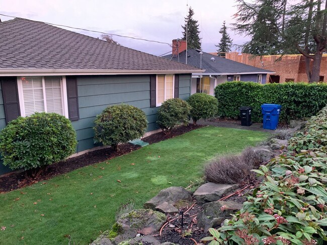 Building Photo - 2 bedroom duplex in Greenwood!!