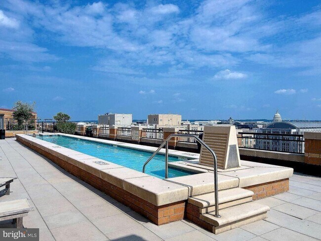 Foto del edificio - 850 Square Foot All Amenity Building In Do...