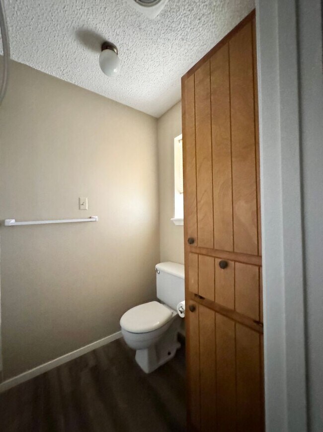 Building Photo - 3822 Sunset Dr