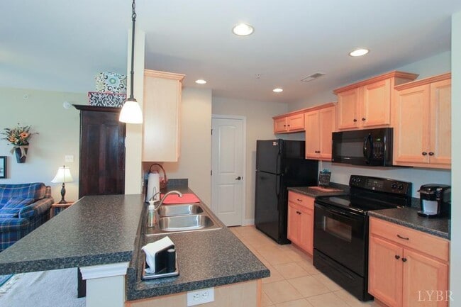 Building Photo - 102 Capstone Dr
