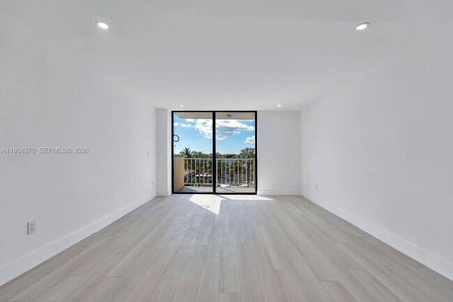 Foto del edificio - 2350 NE 135th St