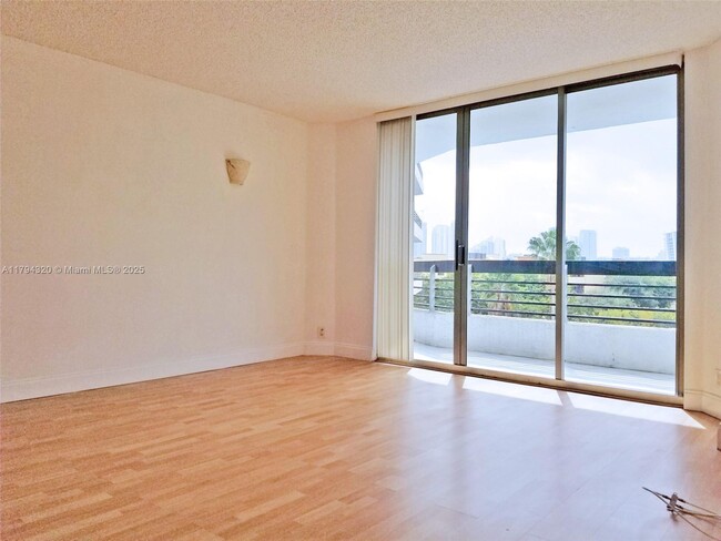Foto del edificio - 3400 NE 192 St