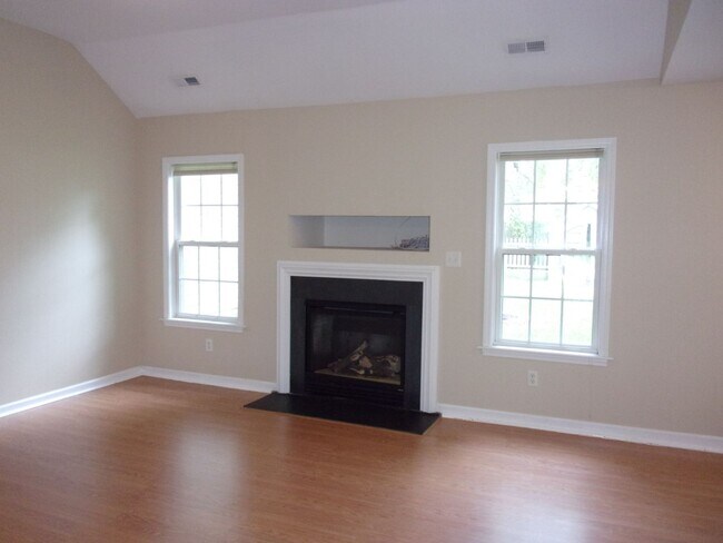Foto del edificio - Spacious 3 Bedroom 2 Bath Home in Mabry Park