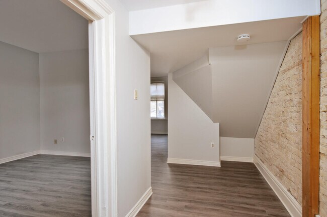 Photo du bâtiment - ONE BEDROOM APARTMENT AT CORNER OF ALBERT AND TALBOT STREETS