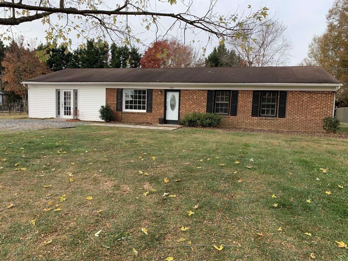 Primary Photo - 920 Chalet Dr