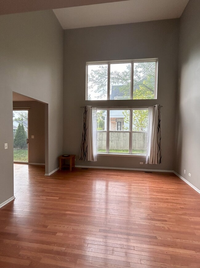 Building Photo - 707 Red Oak Ct