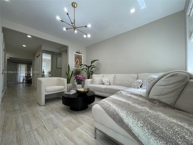 Building Photo - 557 De Leon Dr