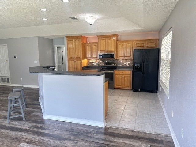 Foto del edificio - Welcome Home to this 3/2 beautifully Designed for both Relaxation & Entertaining