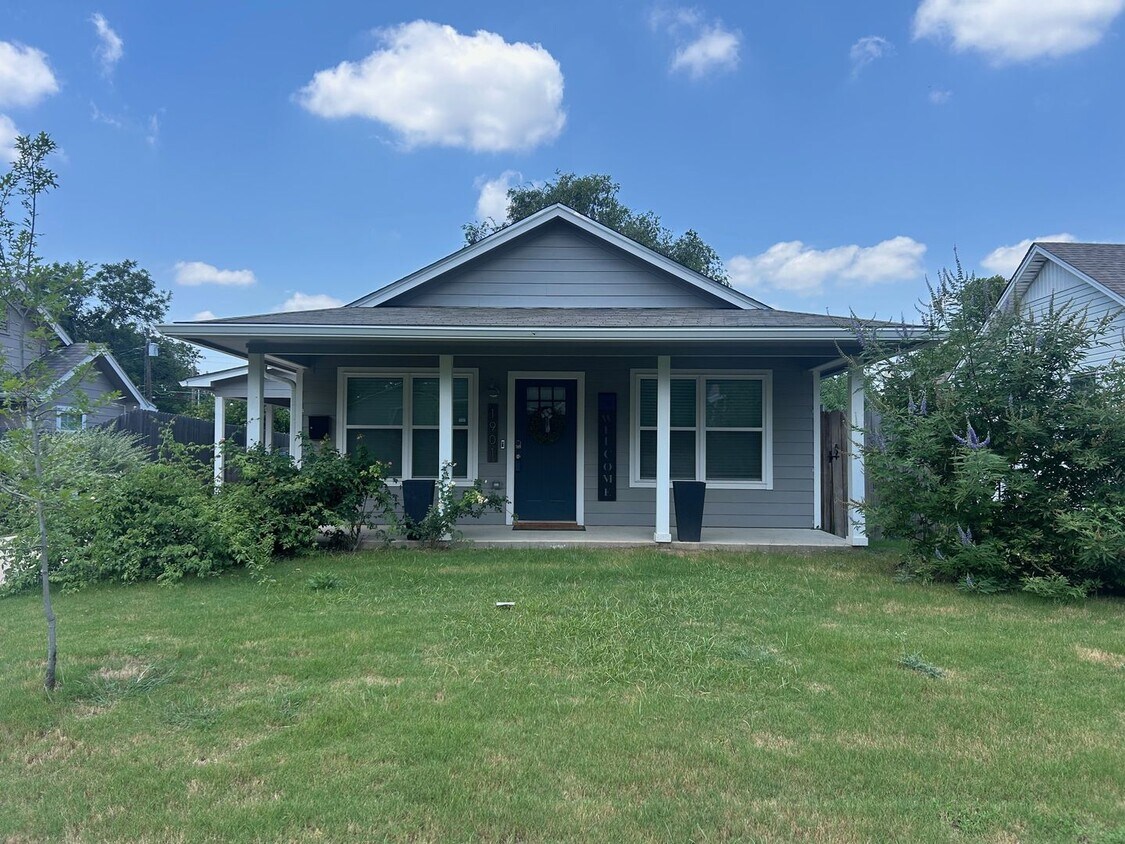 Foto principal - Beautiful Updated Home