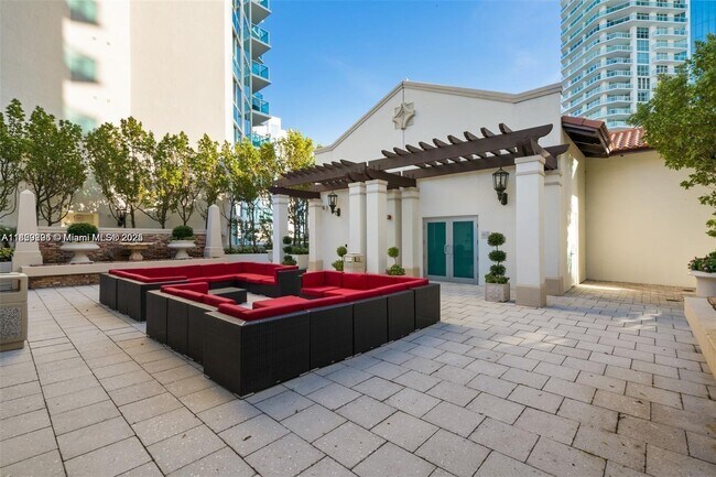 Foto del edificio - 150 Sunny Isles Blvd