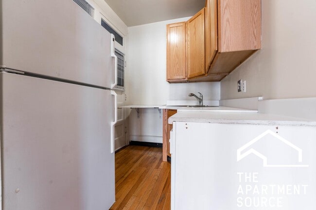 Photo - 3914 N Pine Grove Ave Apartment