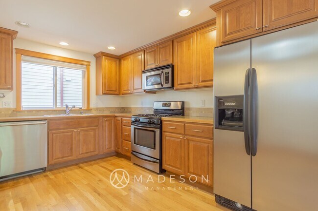 Foto del edificio - Modern Ballard Townhome | 2 Primary Suites + Office | Garage | Walk to Market ST!