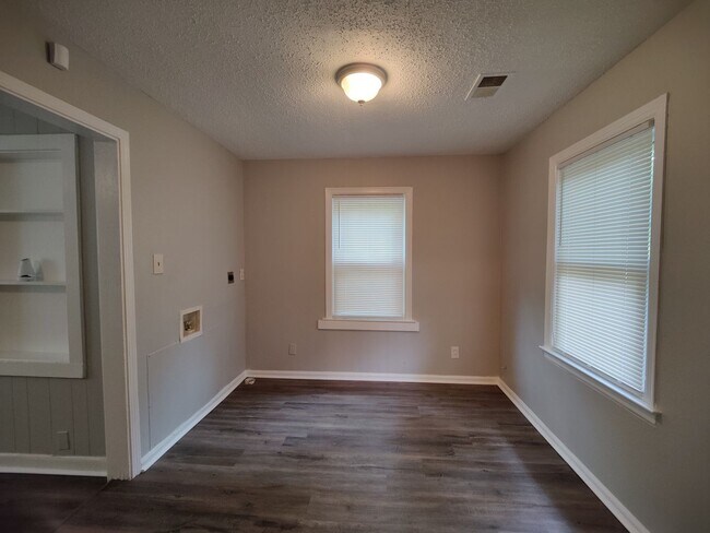 Foto del edificio - Beautiful 2 bedrooms and 1 bathroom home f...