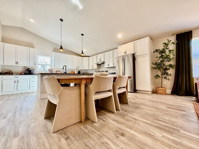 Foto del edificio - 5 Bed 3 Bath Home With Hot Tub In West Chester, OH