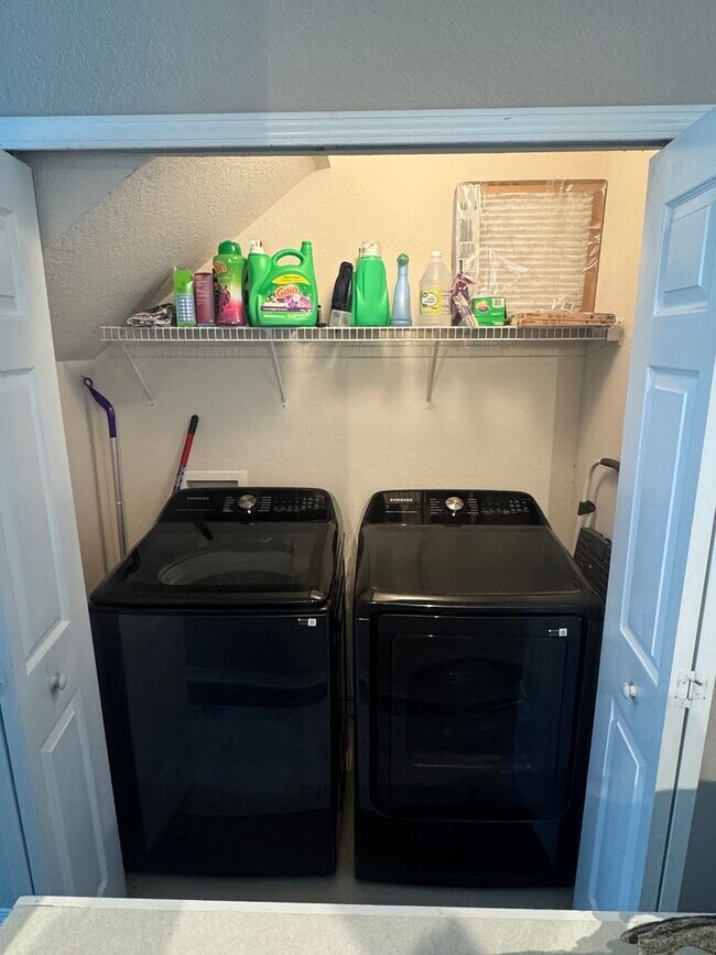 Foto del edificio - Three Bedroom Two Bathroom Coming Available In June!!