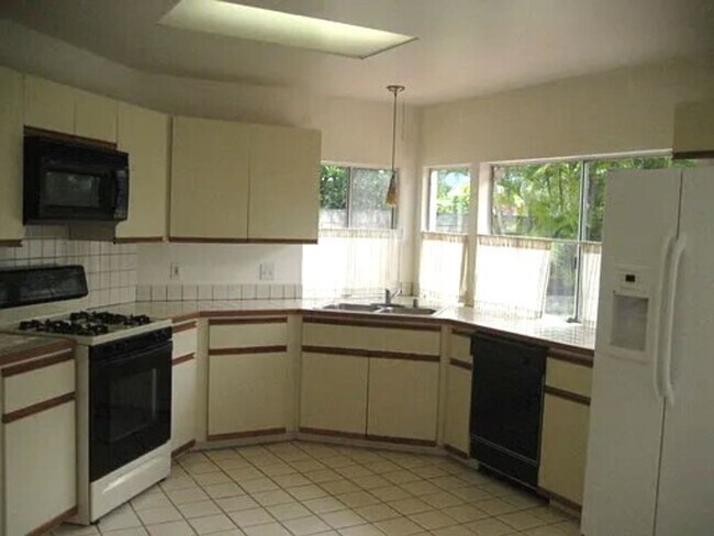 Foto del edificio - Beautiful single family home in The Bluffs...