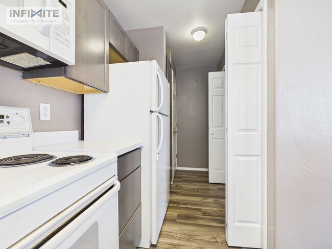 Foto del edificio - 2 Bedroom | 2 Bathroom Condo Single-Level Lower-Level Living