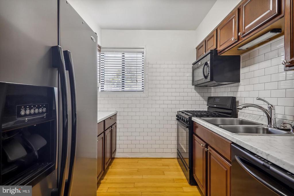 Building Photo - 11503 Amherst Ave
