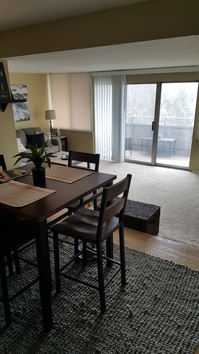 Foto del edificio - 12900 Lake Ave