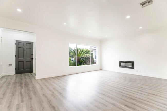 Building Photo - 4335 Sunnyslope Ave