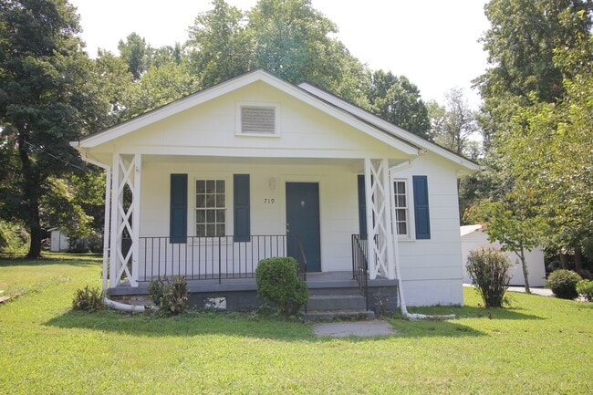 Recently renovated bungalow close to downt... - Recently renovated bungalow close to downt... House