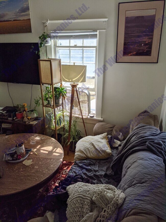 Foto del edificio - Charming 2-Bedroom House with Front Porch ...