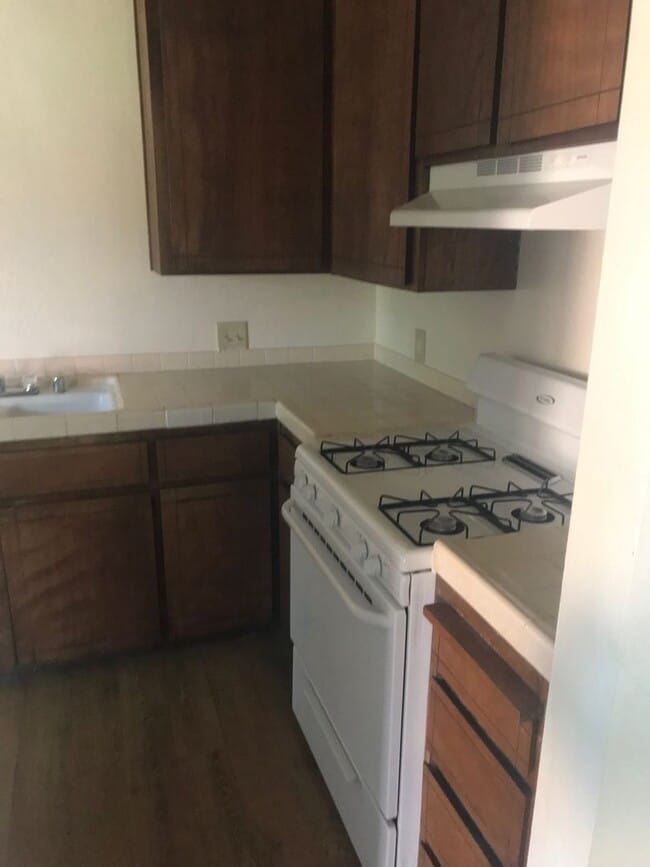 Building Photo - Close to shopping and schools in Hanford