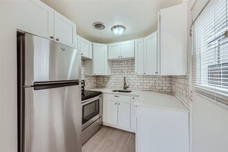 Building Photo - 12737 Greenwood Ave N