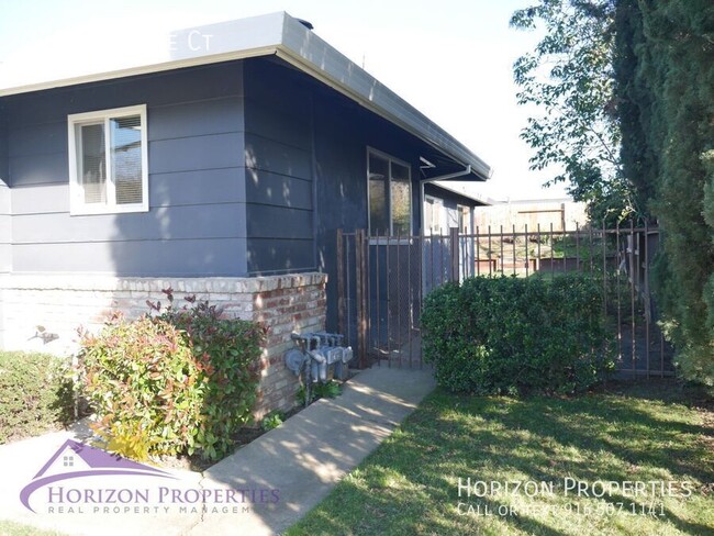 Building Photo - 2 Bed 1 Bath 827 Sq. Ft. Citrus Heights Du...