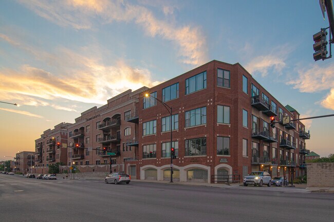 Foto del edificio - 2222 W Diversey Ave